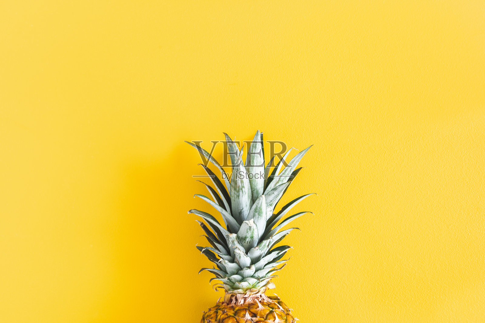 夏天组成。黄色背景上的菠萝。夏天的概念。平躺，俯视图照片摄影图片