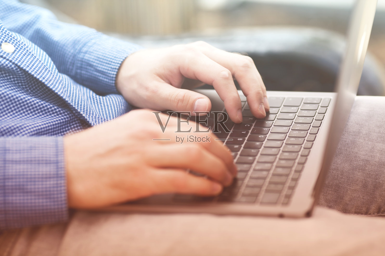 商人与现代设备工作。靠近男性的手，智能手机和笔记本电脑。照片摄影图片