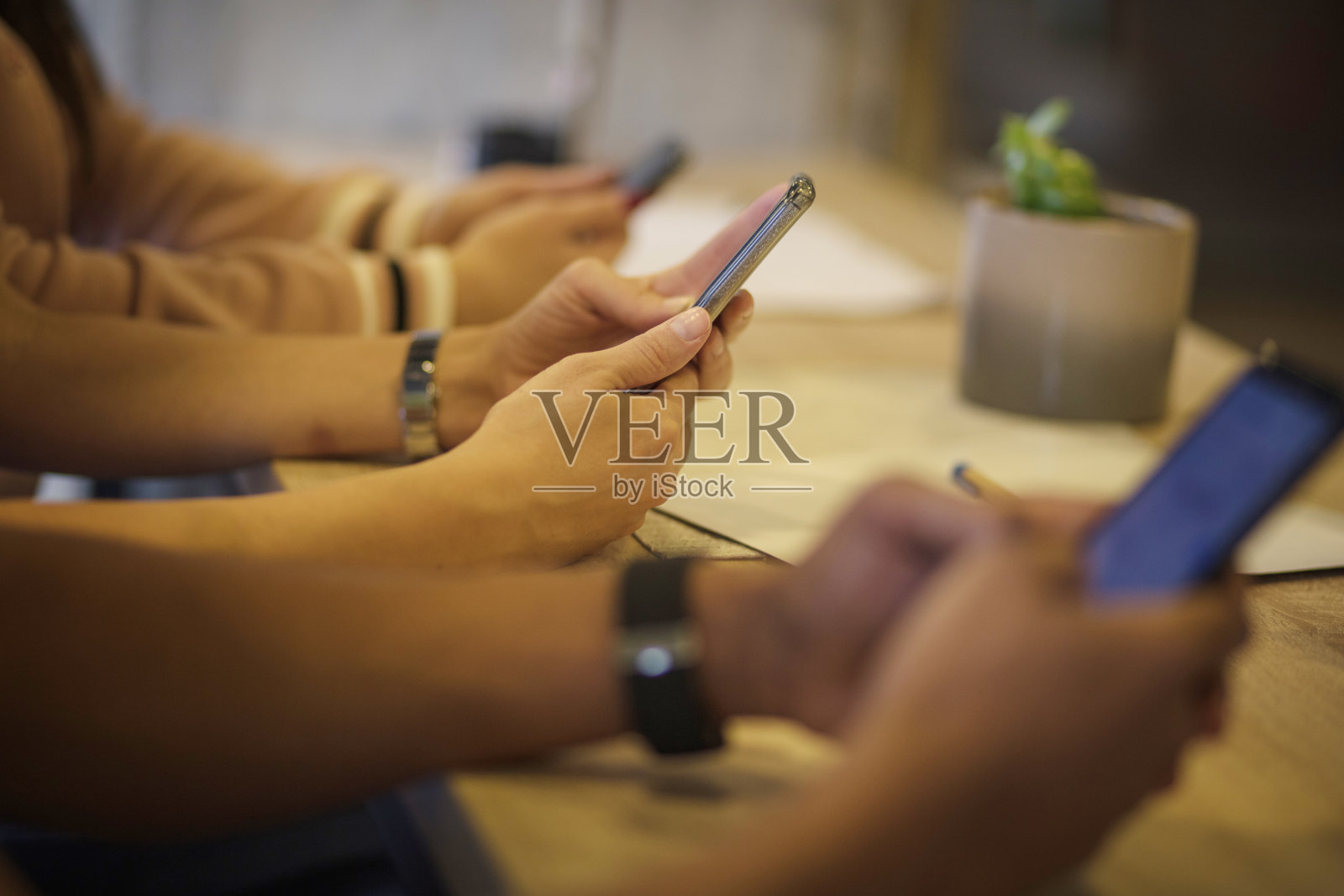 是时候更新我们在社交媒体上的状态了。照片摄影图片