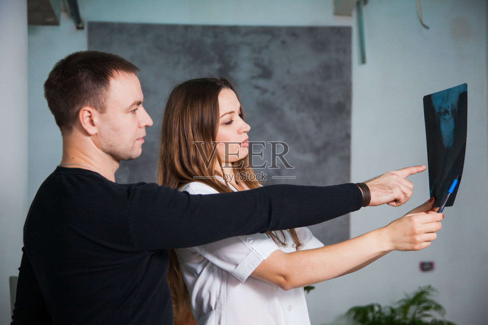 医生和病人在诊所检查头部x光片照片摄影图片