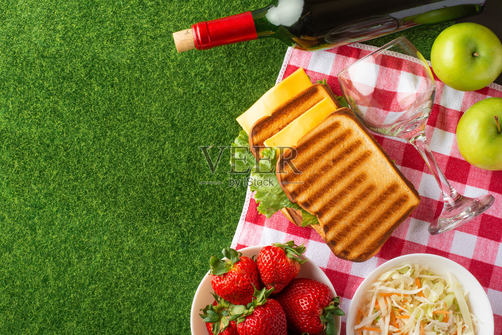 暑假，在公园的草地上野餐。布料，樱桃，水果，葡萄酒与玻璃杯，俯视图，平躺，概念野餐，夏季和休息照片摄影图片