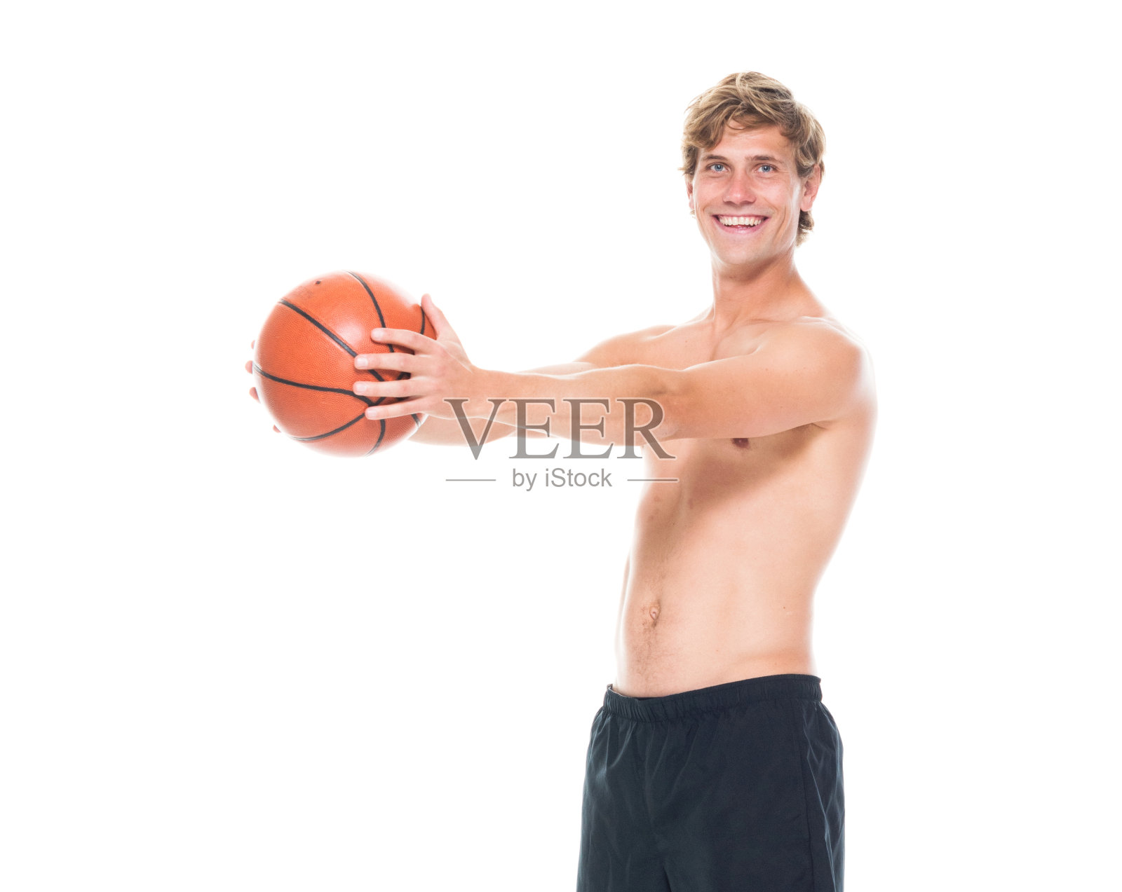 有吸引力的赤膊男子在运动服装抱篮球照片摄影图片