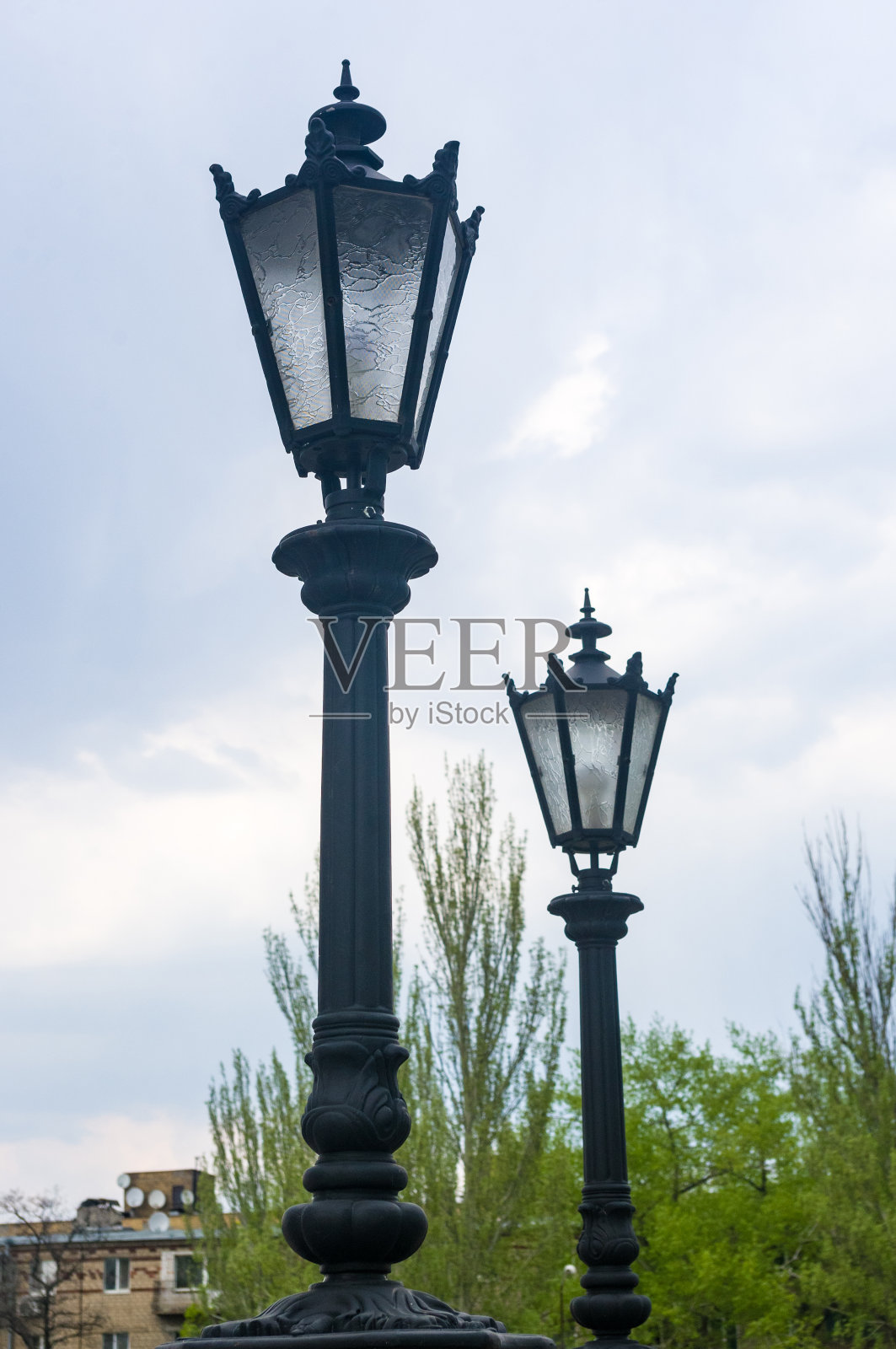 经典风格的城市灯柱日落，近距离看照片摄影图片