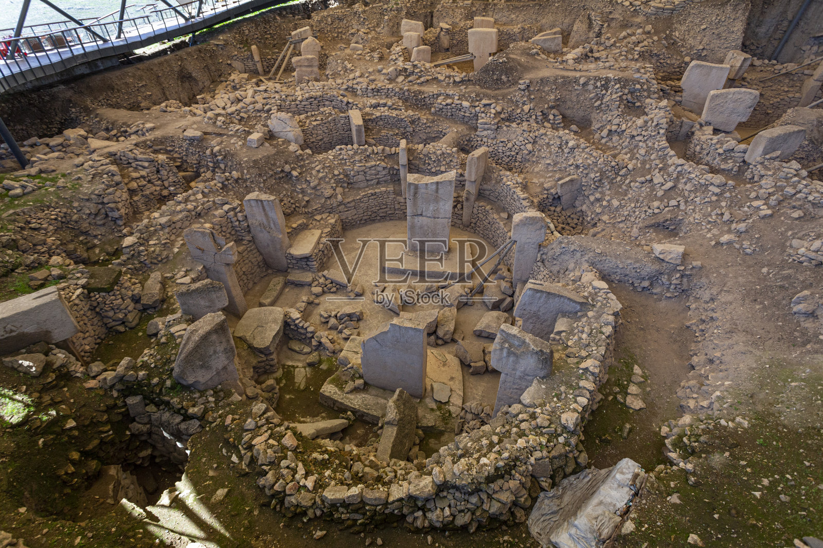哥贝克力山丘在土耳其语中的意思是“Potbelly山”，是安纳托利亚东南部的一处考古遗址，距今有1.2万年前。土耳其Sanliurfa哥贝克莱特佩考古遗址。照片摄影图片