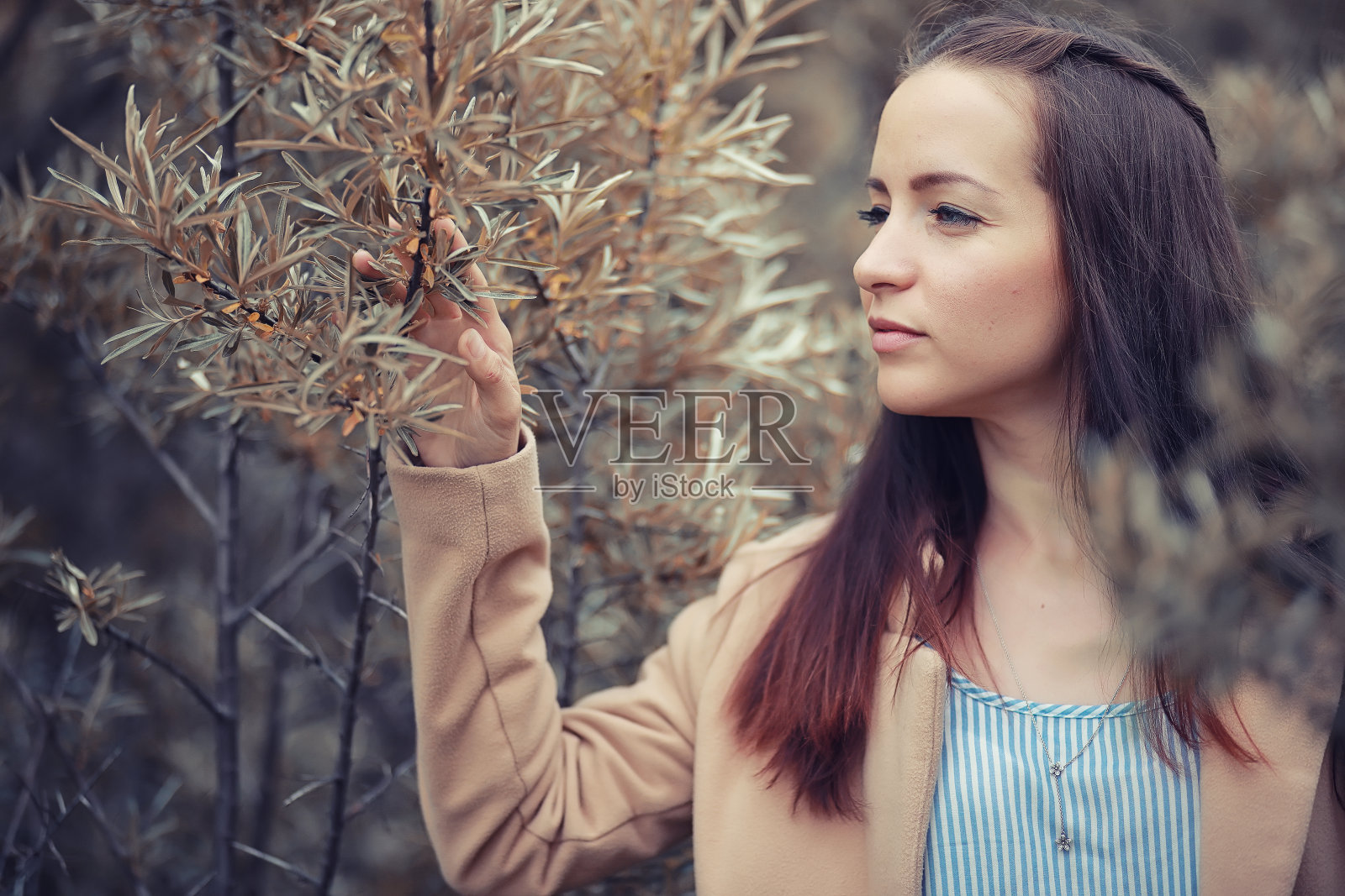 秋天公园里的小女孩照片摄影图片