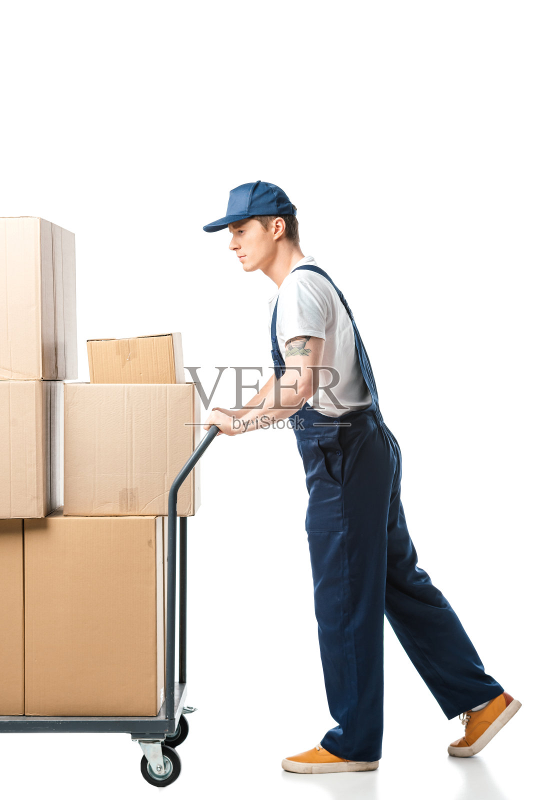 搬运工穿着制服，用手提卡车运送纸箱，白色隔离照片摄影图片