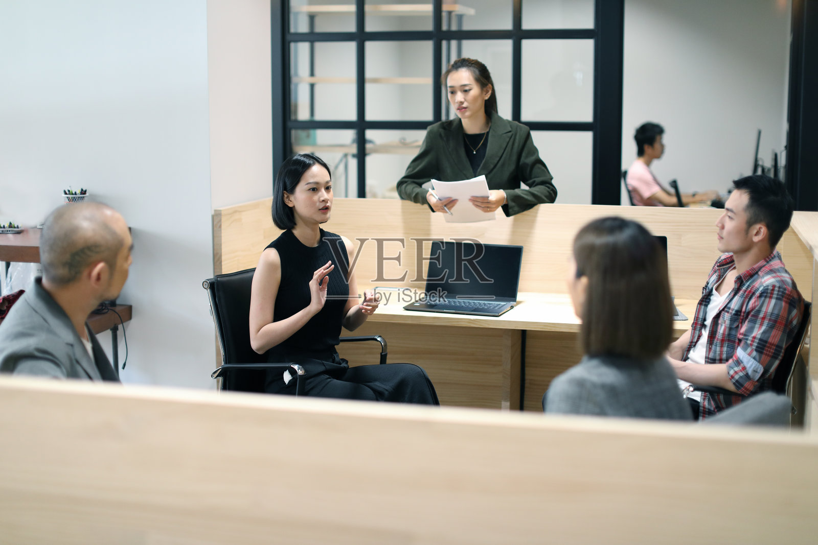 小组讨论照片摄影图片