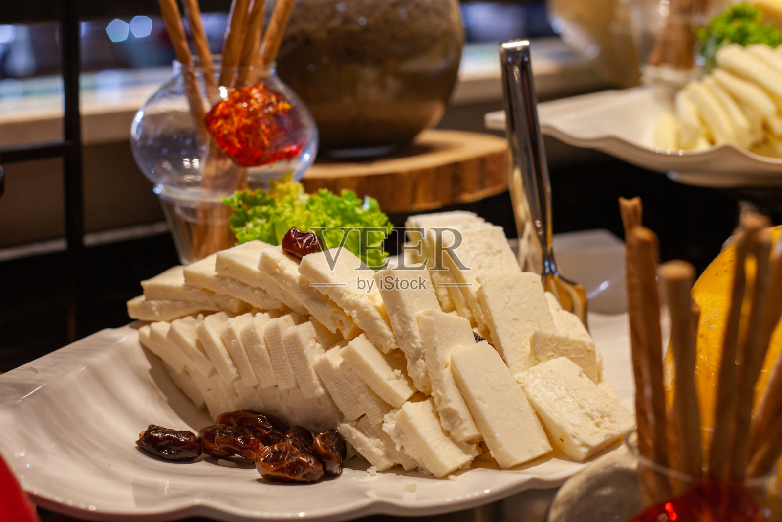 自助餐的各种奶酪即将结束照片摄影图片