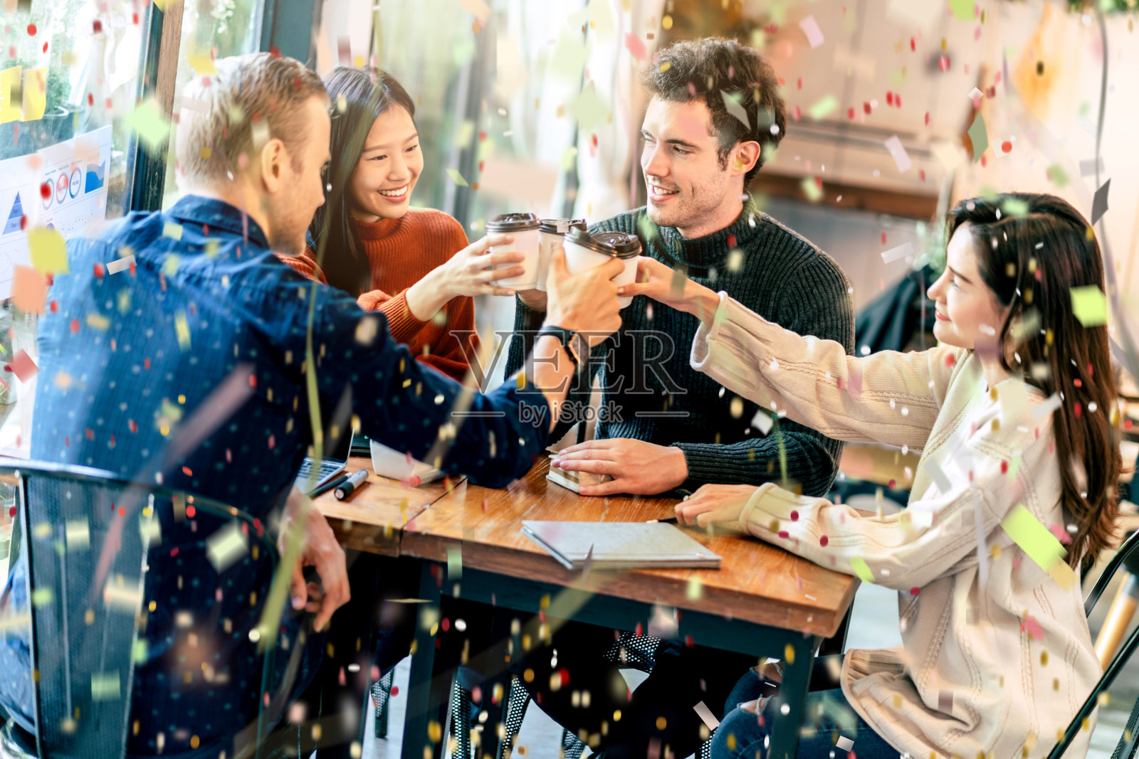 成功，胜利，创造性的会议与多同事伙伴与手的力量和纸屑与幸福和快乐照片摄影图片