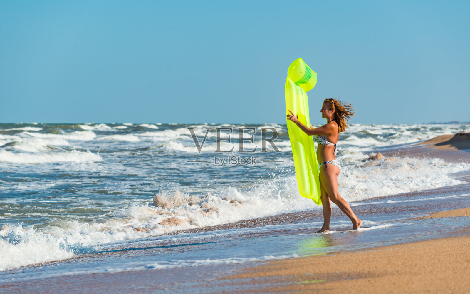 这个女孩打算在床垫上游泳。照片摄影图片