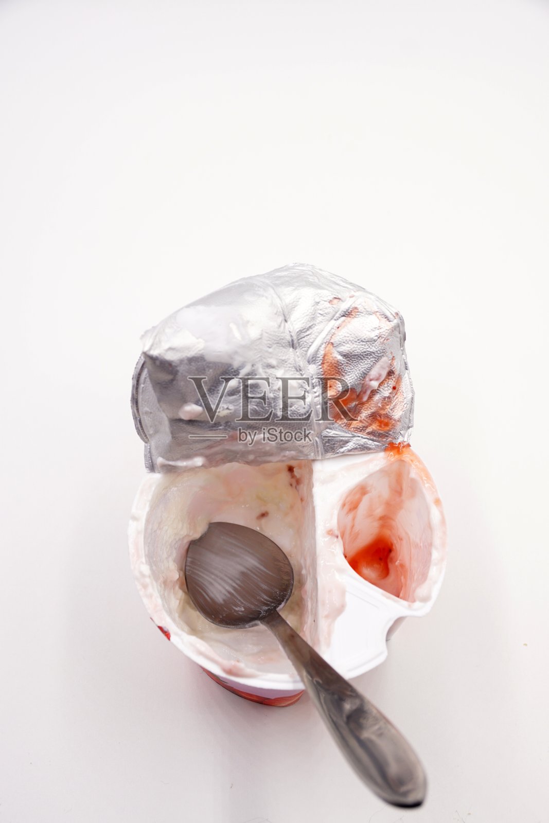 塑料罐里的酸奶和果酱照片摄影图片