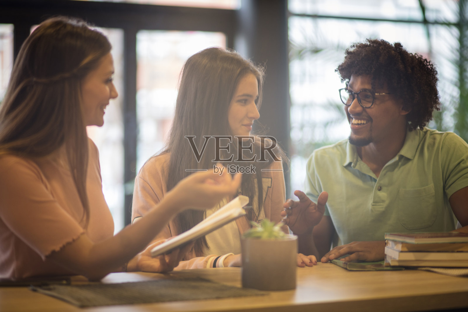 在小组里，学习更有趣。照片摄影图片