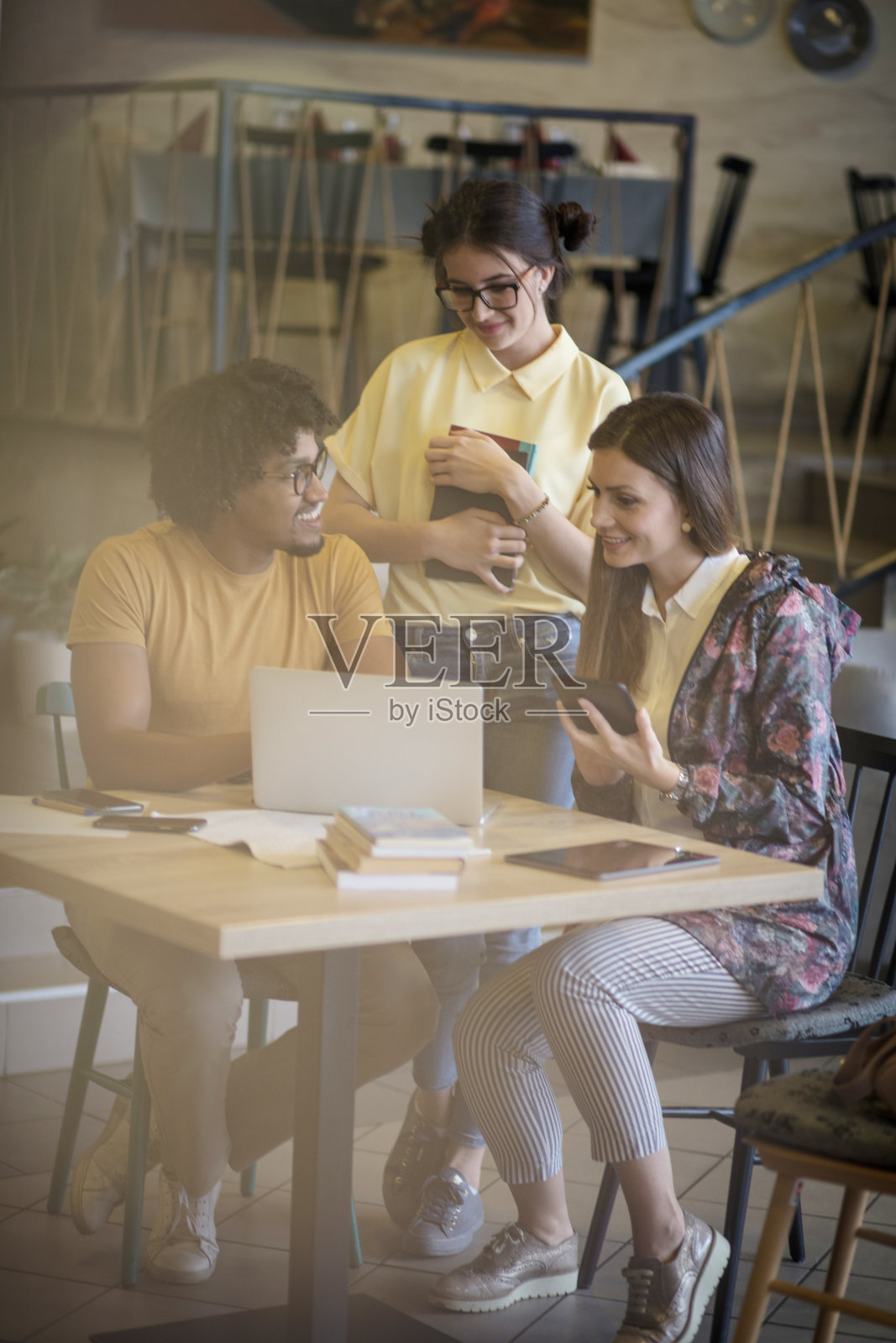 不好意思，我有一个关于课程的问题。照片摄影图片