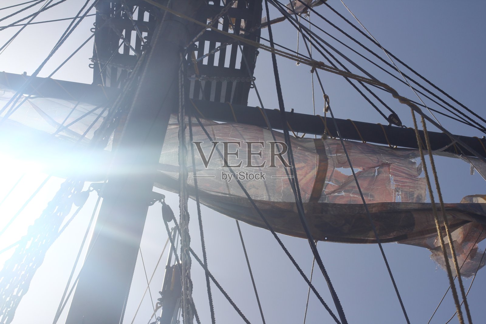 帆船的桅杆。旧海盗船。照片摄影图片