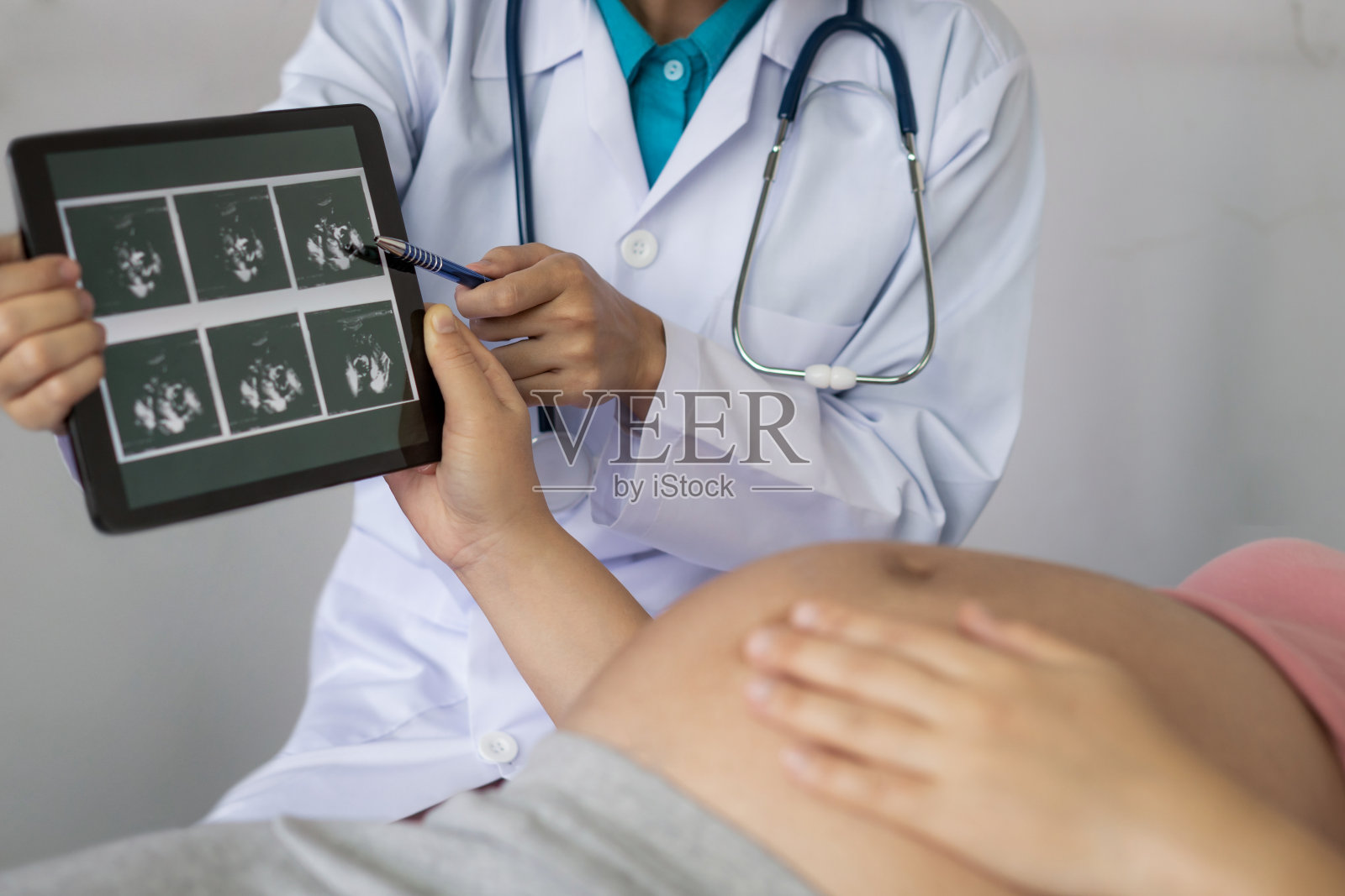 孕妇和妇科医生在医院照片摄影图片