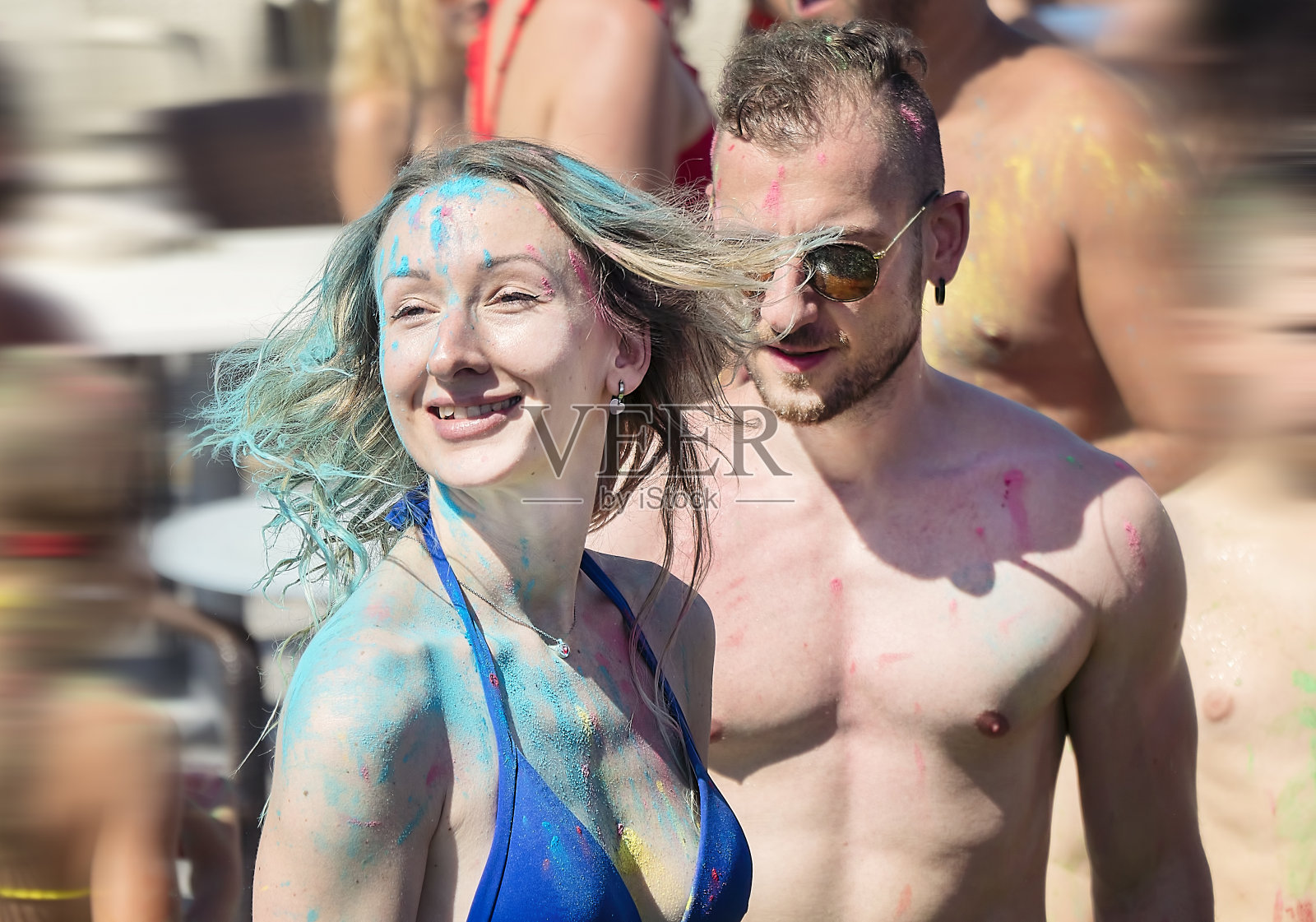 欢乐的情侣在海滩音乐节的油漆派对上跳舞照片摄影图片