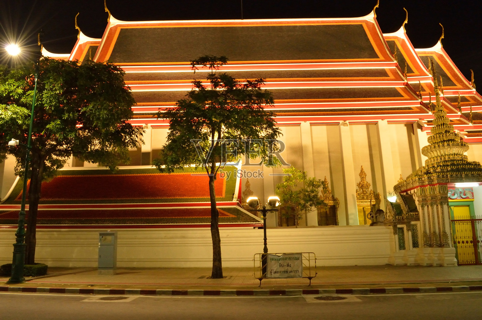 泰国曼谷的一座寺庙照片摄影图片