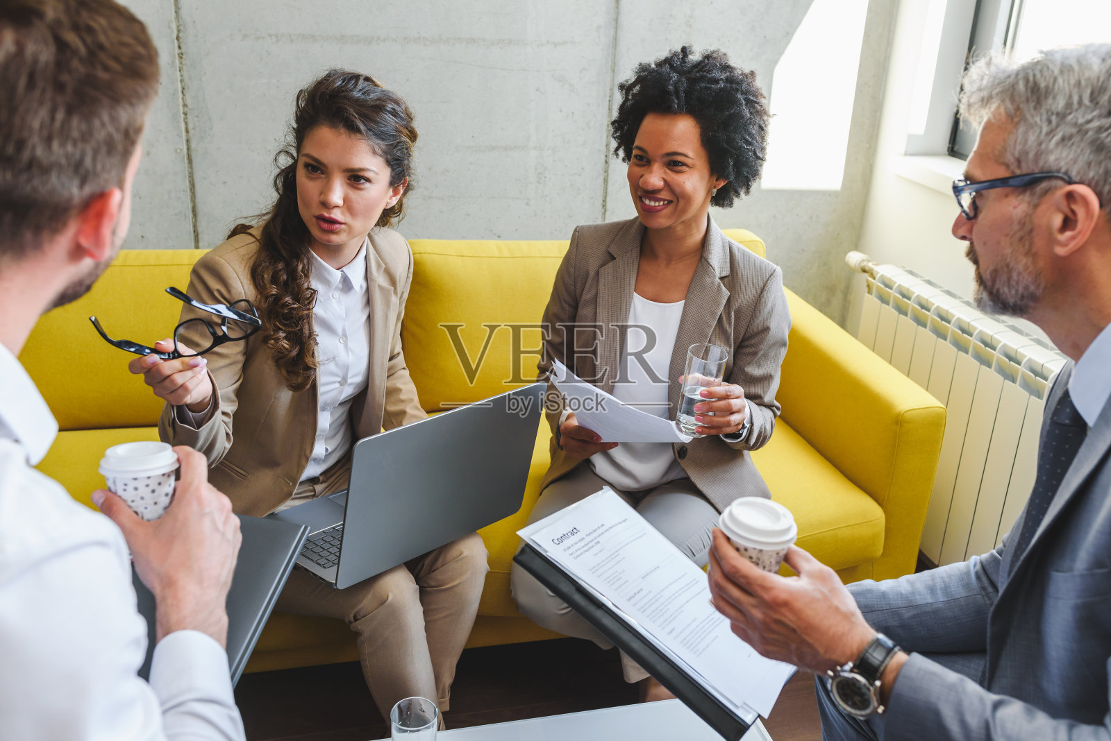 各种各样的商务人士在非正式的商务会议上照片摄影图片