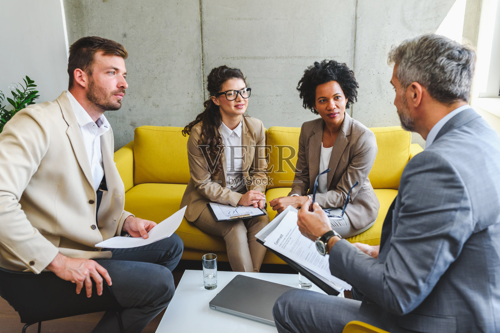 各种各样的商务人士在非正式的商务会议上照片摄影图片