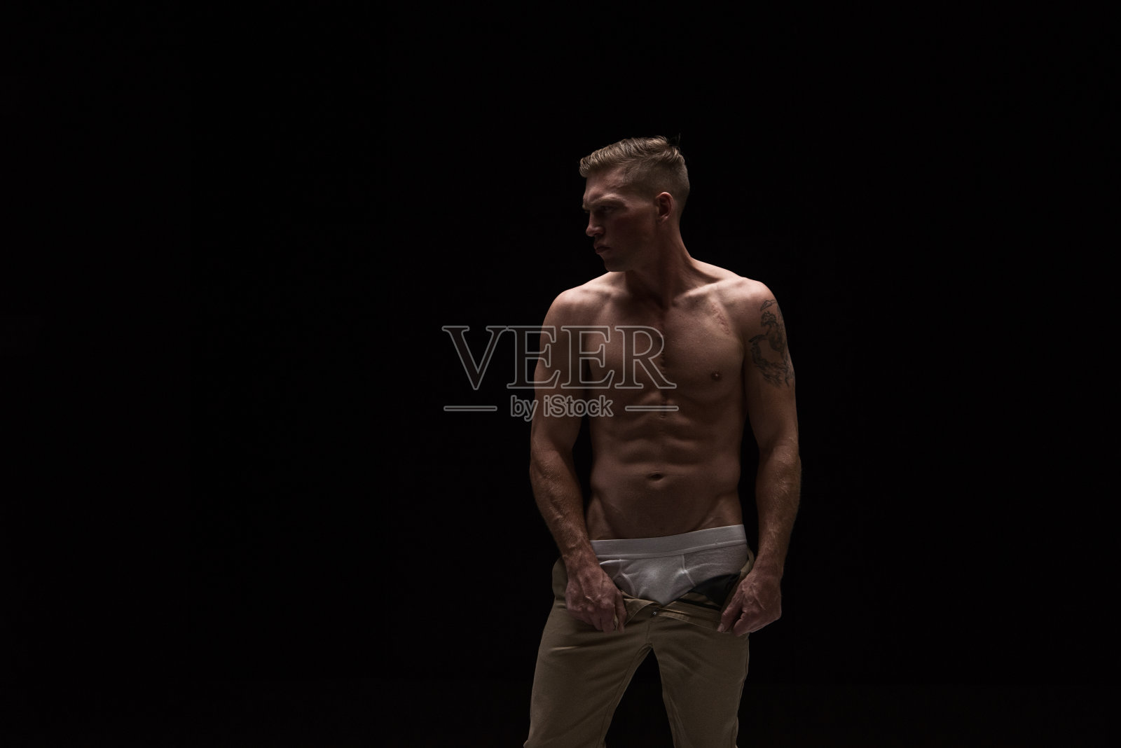 脱衣舞娘慢慢脱衣照片摄影图片