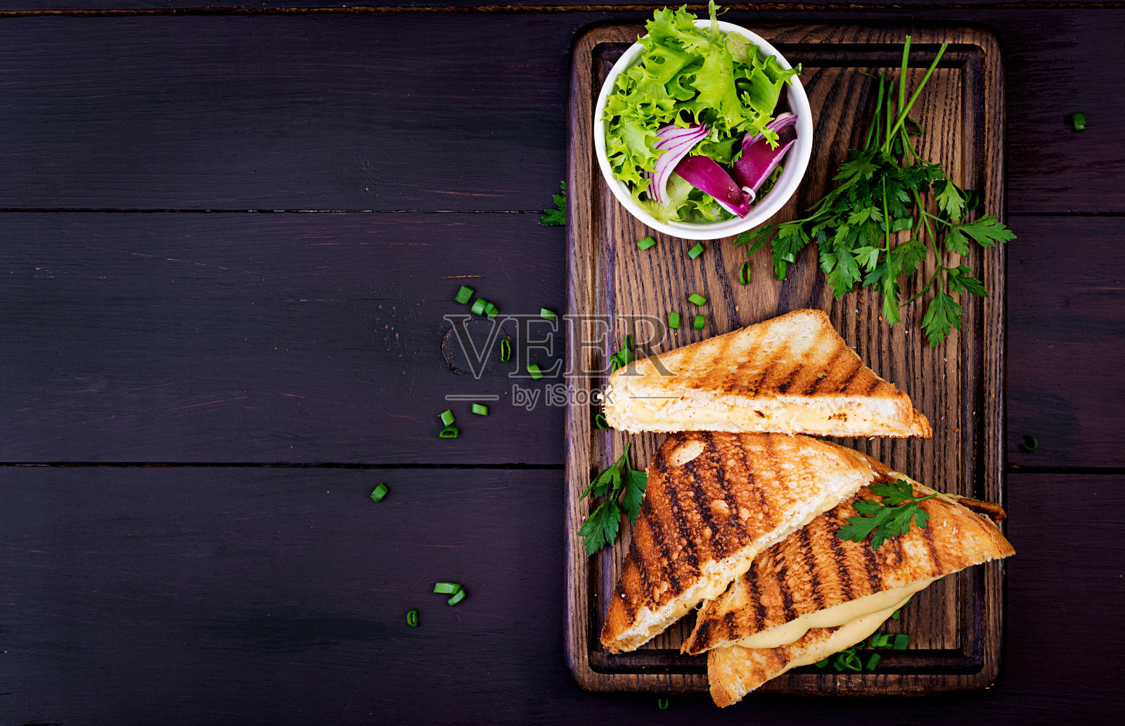 美国热奶酪三明治。早餐自制烤奶酪三明治。俯视图照片摄影图片