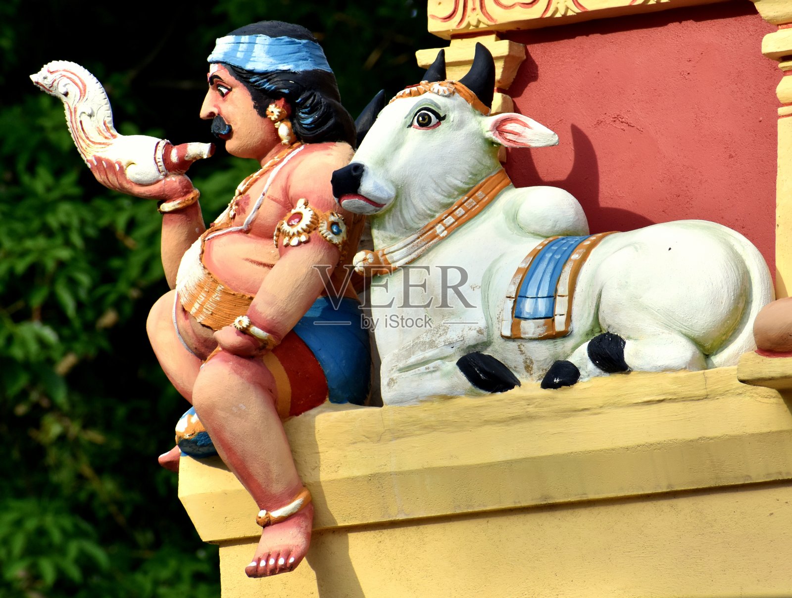 人和牛的雕像在Sri Jada Muniswarar印度教寺庙在槟城照片摄影图片