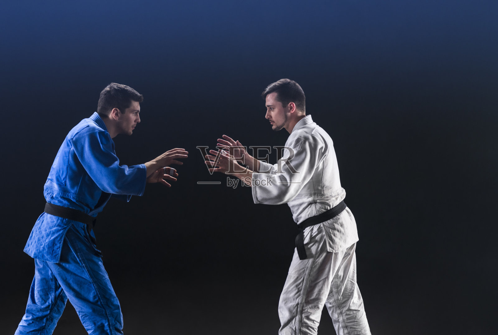 在比赛中比赛的柔道运动员照片摄影图片