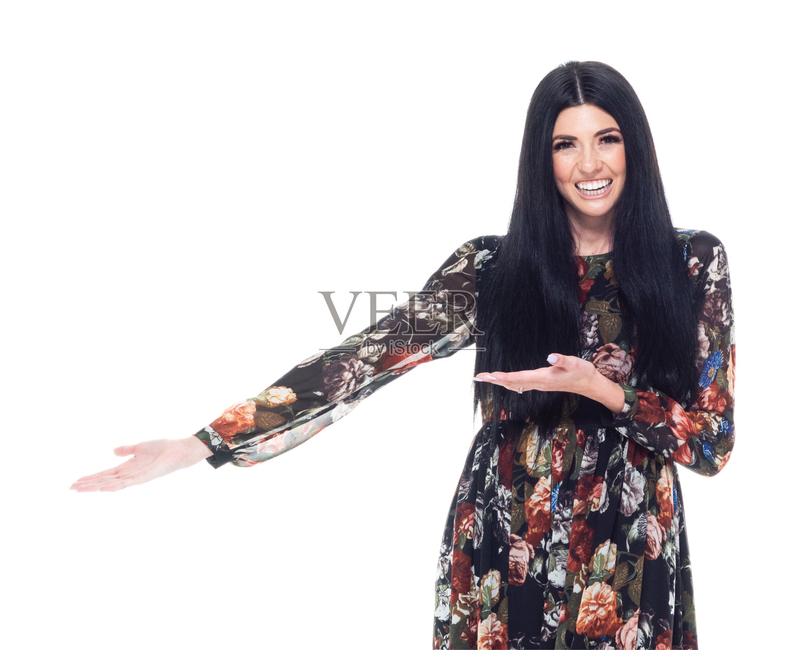 漂亮高挑的女性穿着非常漂亮的花裙-看镜头，向旁边展示照片摄影图片