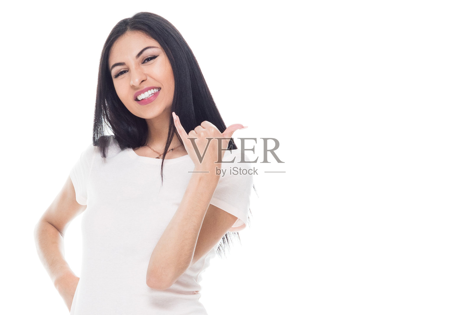 可爱的拉丁女性长头发和穿着牛仔裤-沙卡标志照片摄影图片