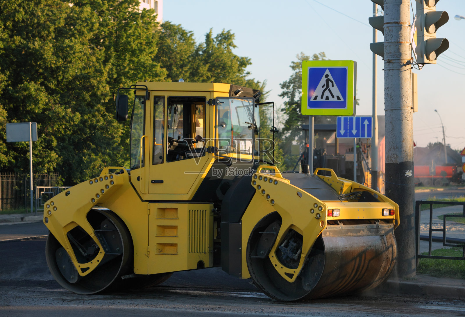 压路机在新建公路建设中照片摄影图片