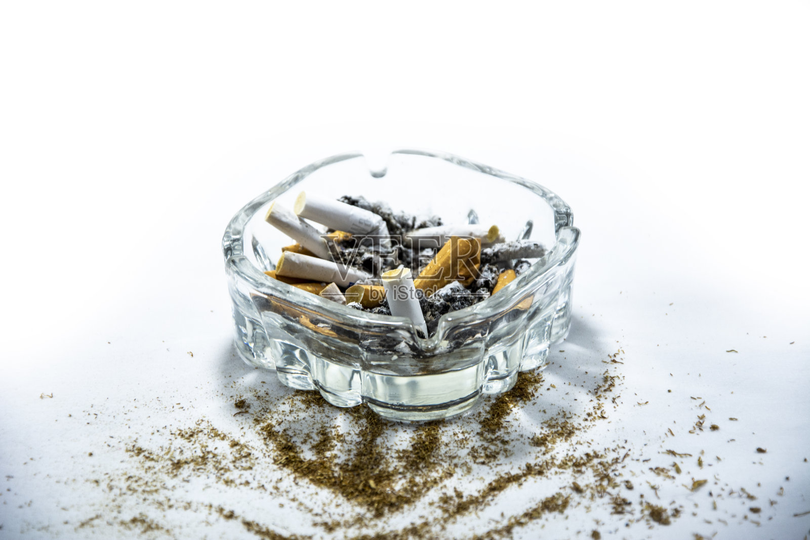 烟灰缸被香烟弄脏了照片摄影图片