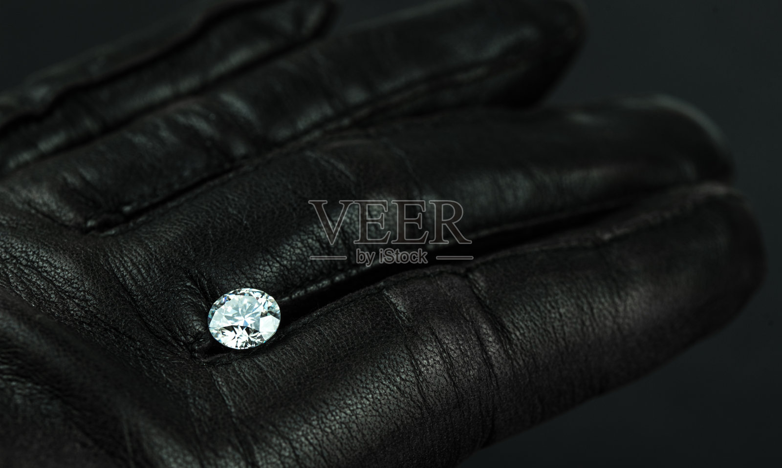 皮手套上的奢侈钻石照片摄影图片