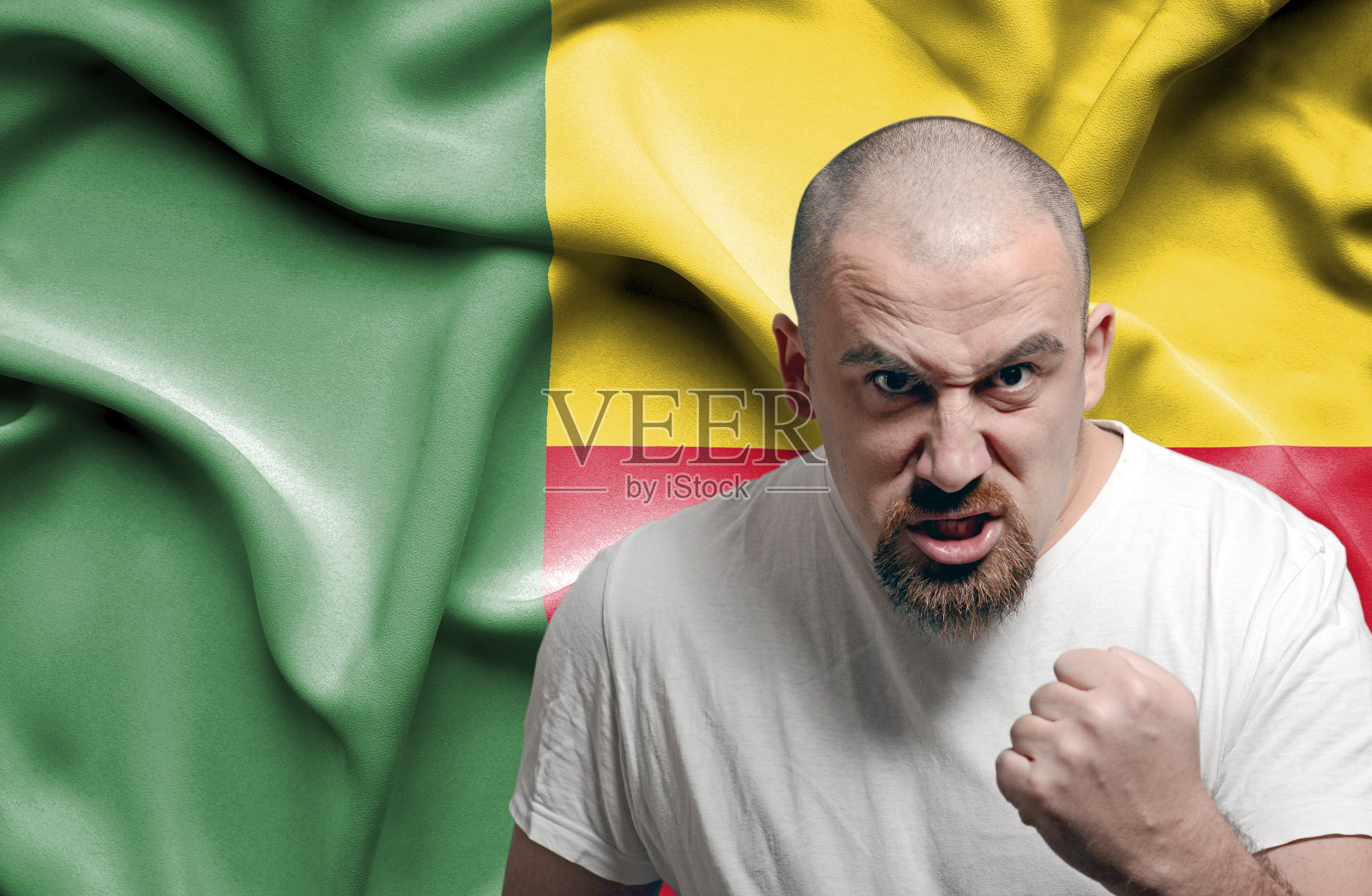 愤怒的人反对贝宁国旗照片摄影图片