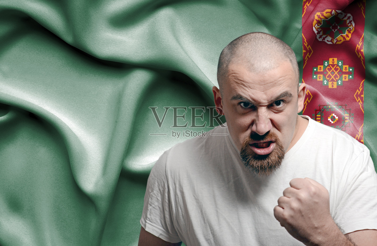 愤怒的男子反对土库曼斯坦国旗照片摄影图片