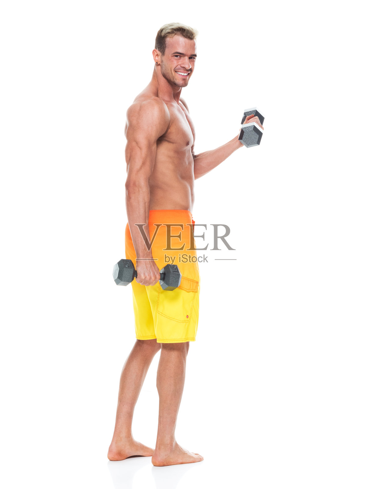 有吸引力的肌肉男人谁是赤膊和穿着冲浪短裤，是在锻炼照片摄影图片