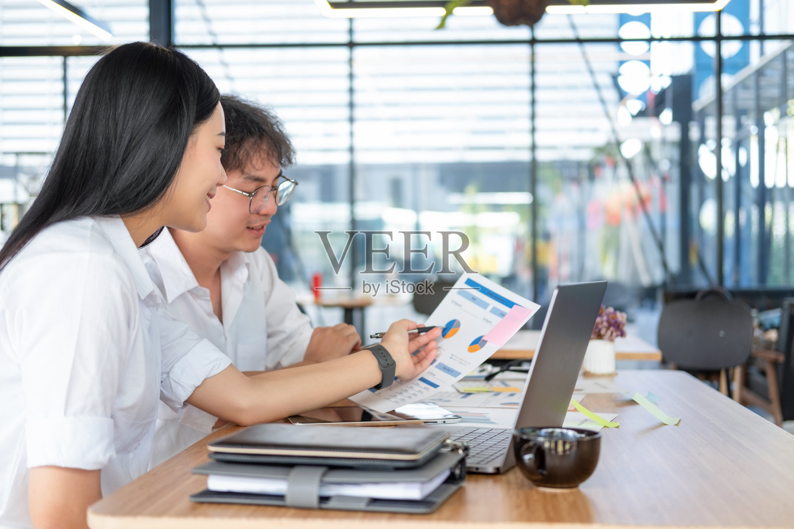 商务人士开会头脑风暴，在办公室一起讨论项目，团队合作理念照片摄影图片