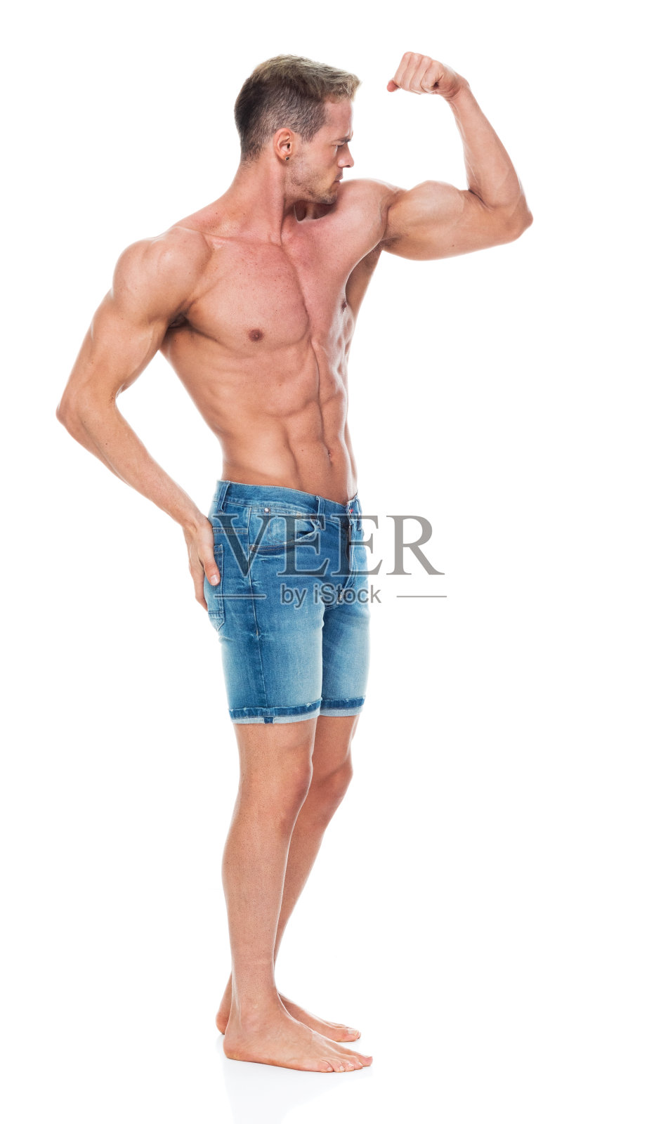 合身的赤膊肌肉男子穿着牛仔短裤照片摄影图片