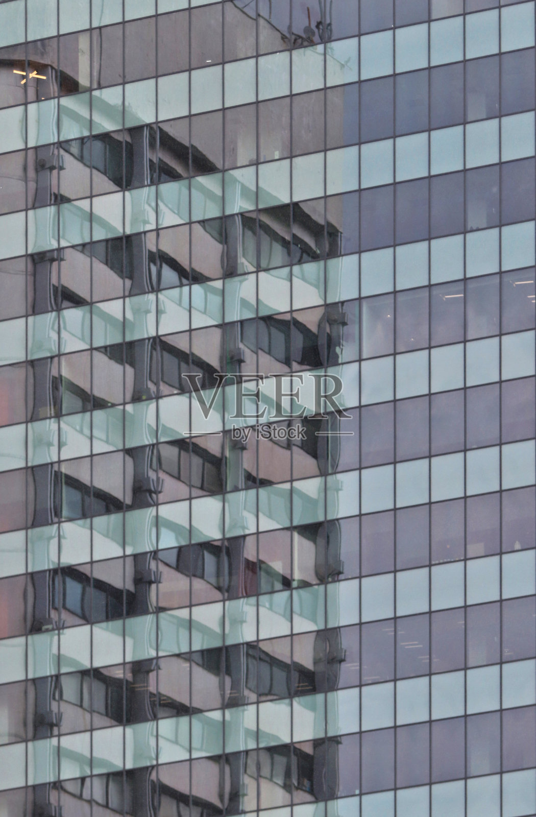 建筑是反映在玻璃上的现代建筑办公中心。欧洲,保加利亚索非亚。照片摄影图片