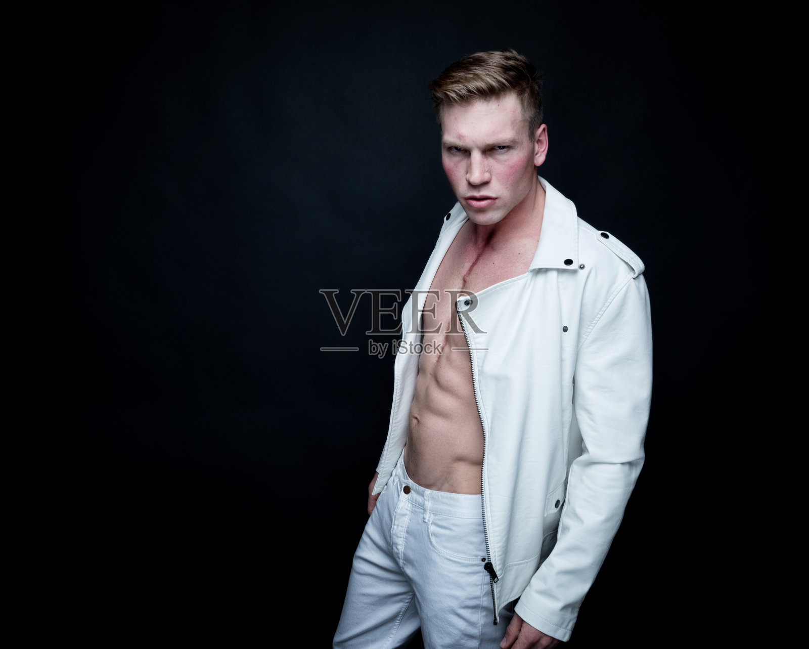 身穿白色皮夹克的迷人男士照片摄影图片