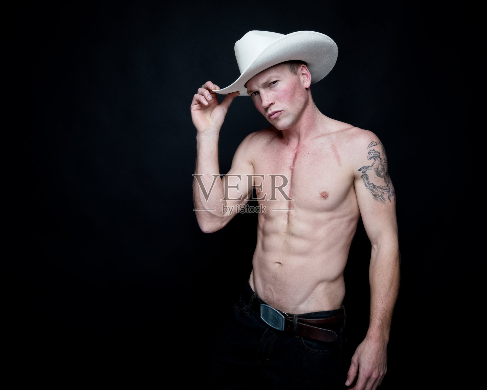 戴着白色牛仔帽的牛仔照片摄影图片