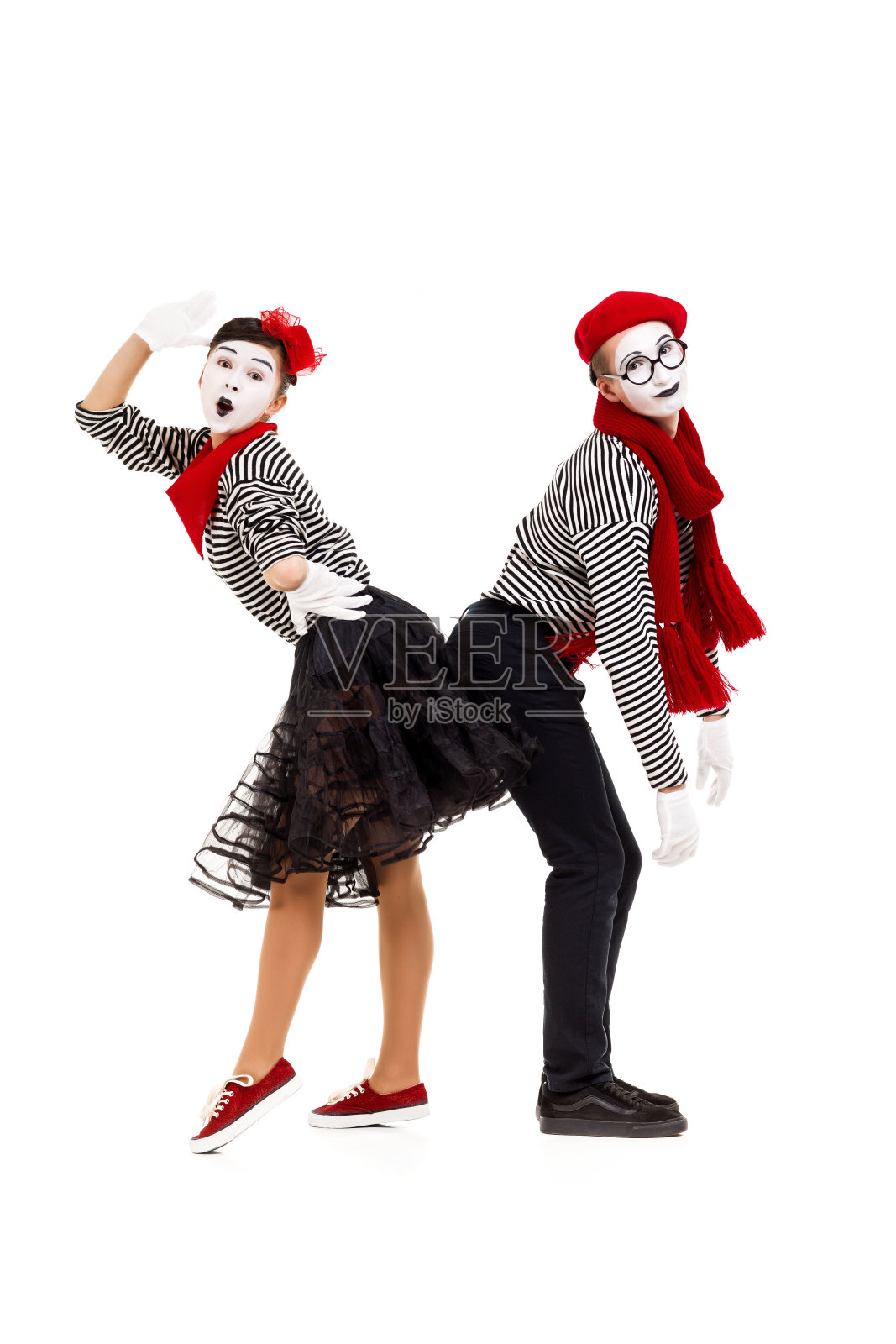 穿着条纹衬衫微笑的哑剧演员。照片摄影图片