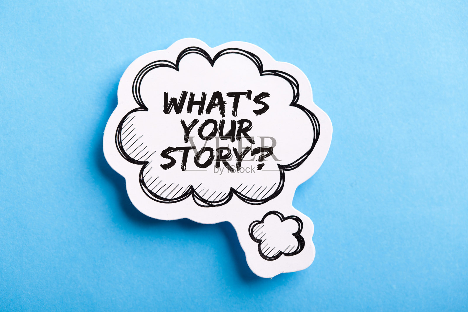 在蓝色背景下，你的故事演讲泡泡是什么照片摄影图片