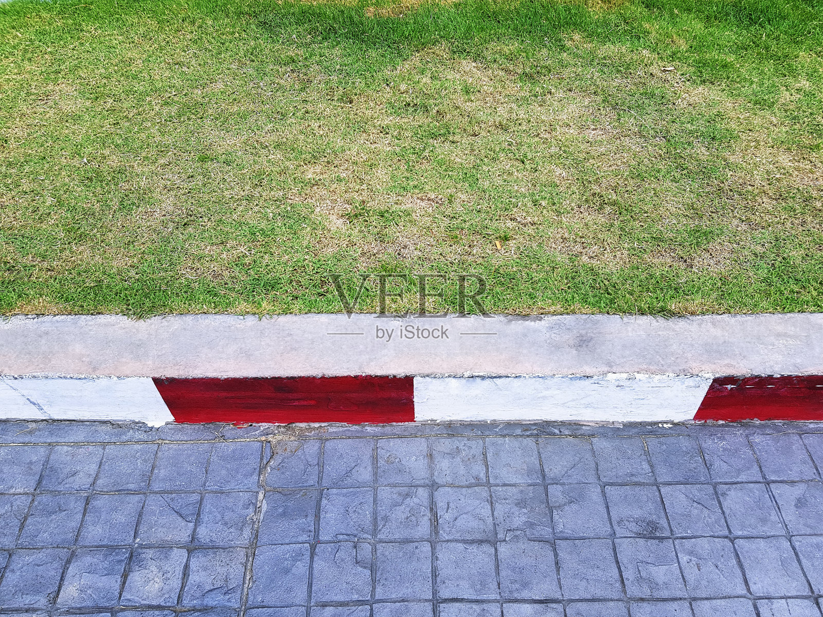 高角度的街道与红白条纹作为禁止停车标志照片摄影图片