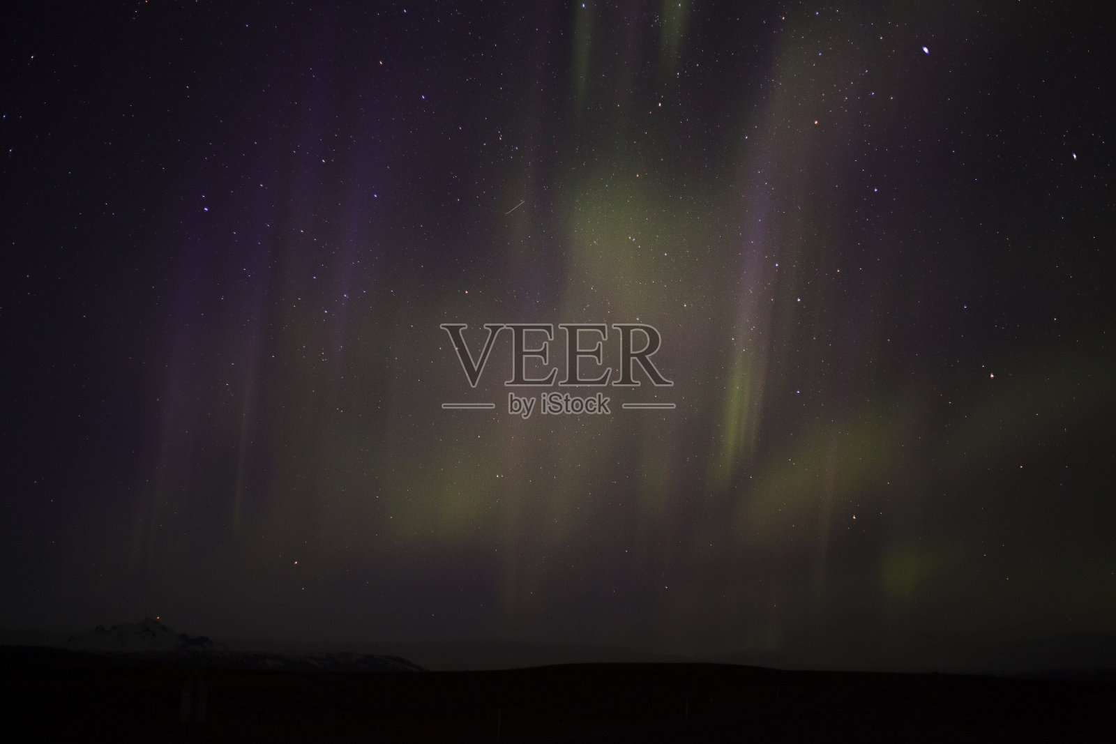 冰岛天空中的北极光。照片摄影图片