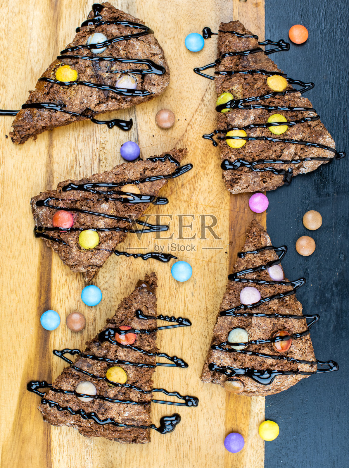 巧克力烤饼和五颜六色的糖果照片摄影图片