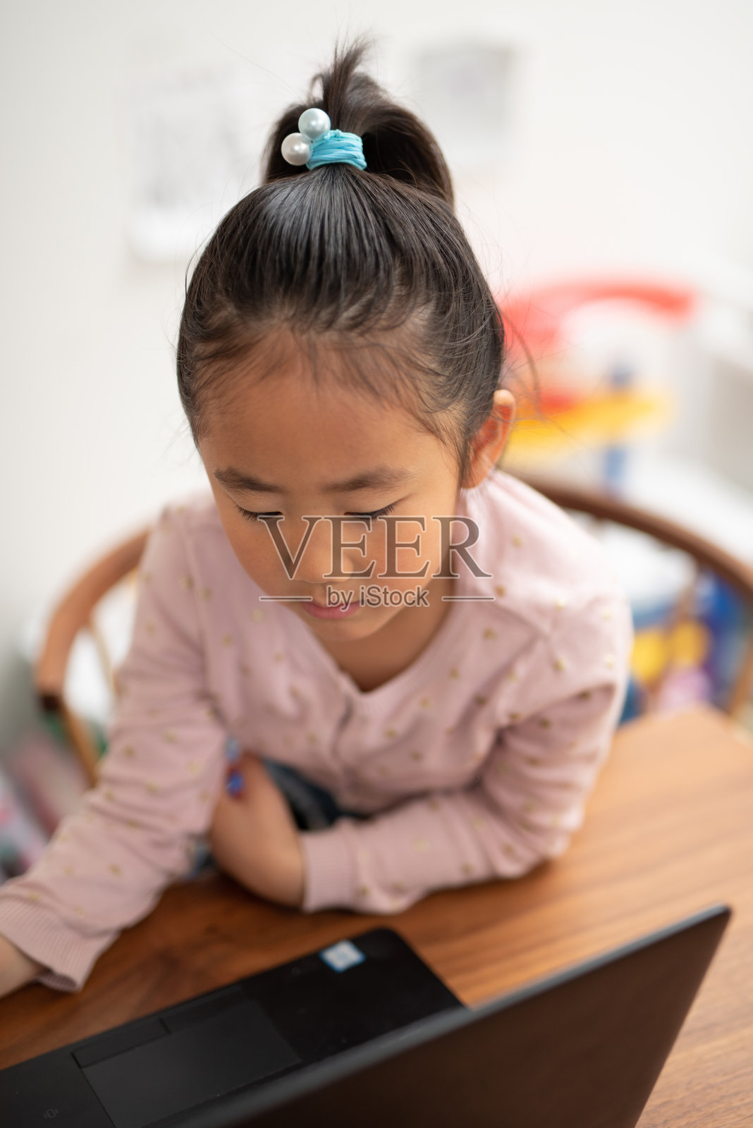 孩子看着笔记本电脑照片摄影图片