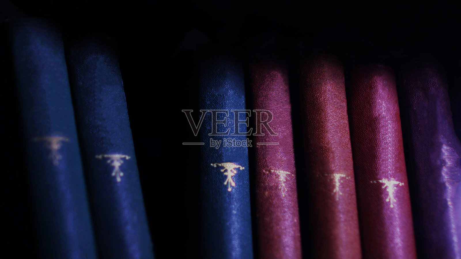 图书馆的旧书收藏，背景为黑色照片摄影图片