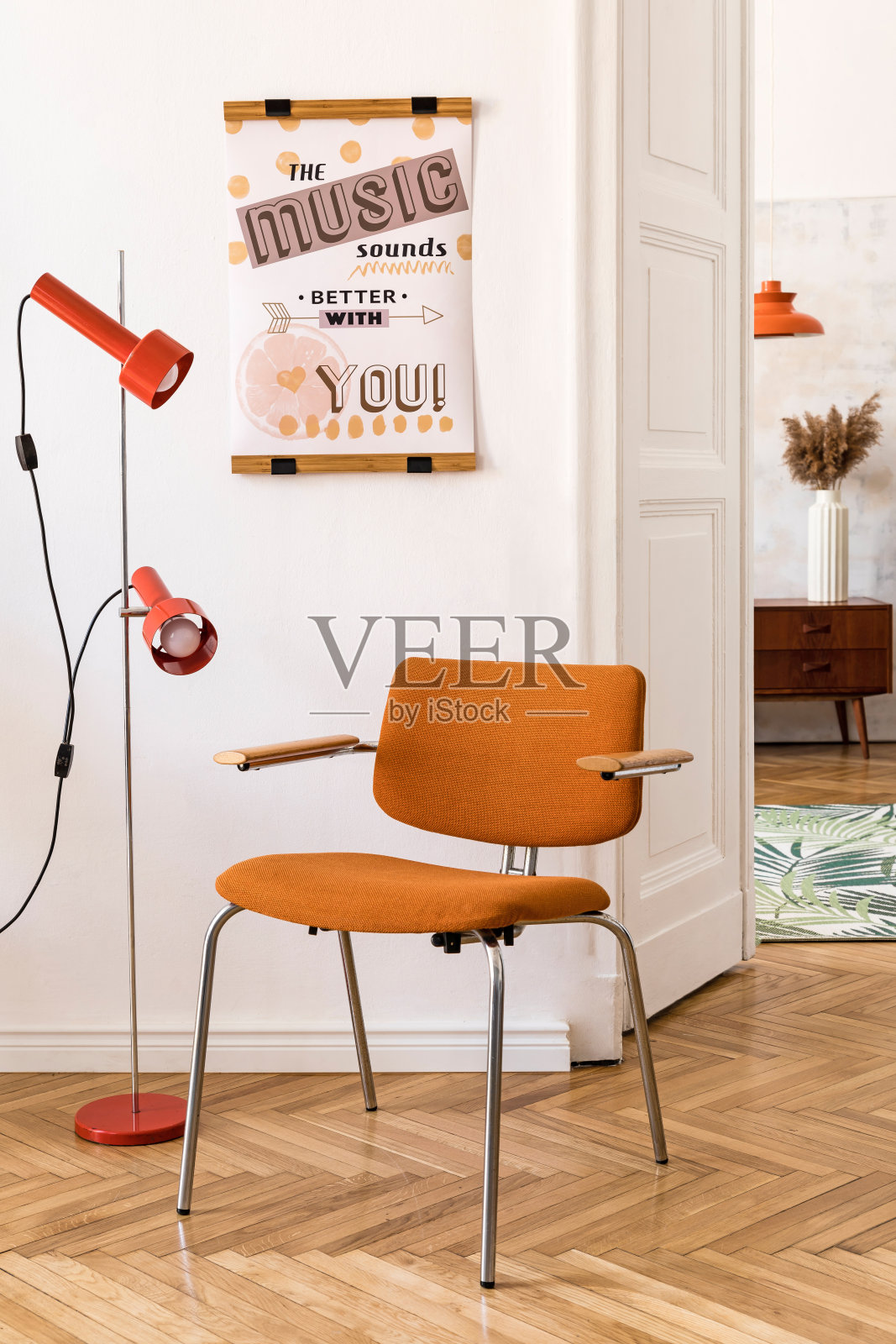 时尚组合的复古家居室内模拟海报框架，复古橙色椅子，橱柜，设计灯，植物和优雅的配件。客厅舒适的家居装饰。真实的照片。照片摄影图片