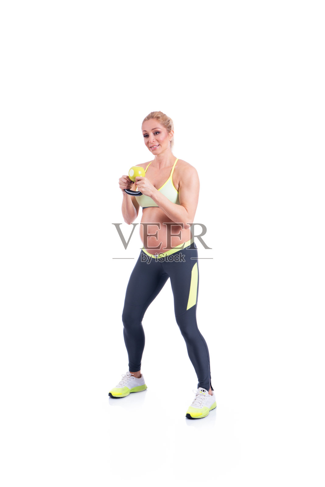 快乐的孕妇用壶铃做运动照片摄影图片