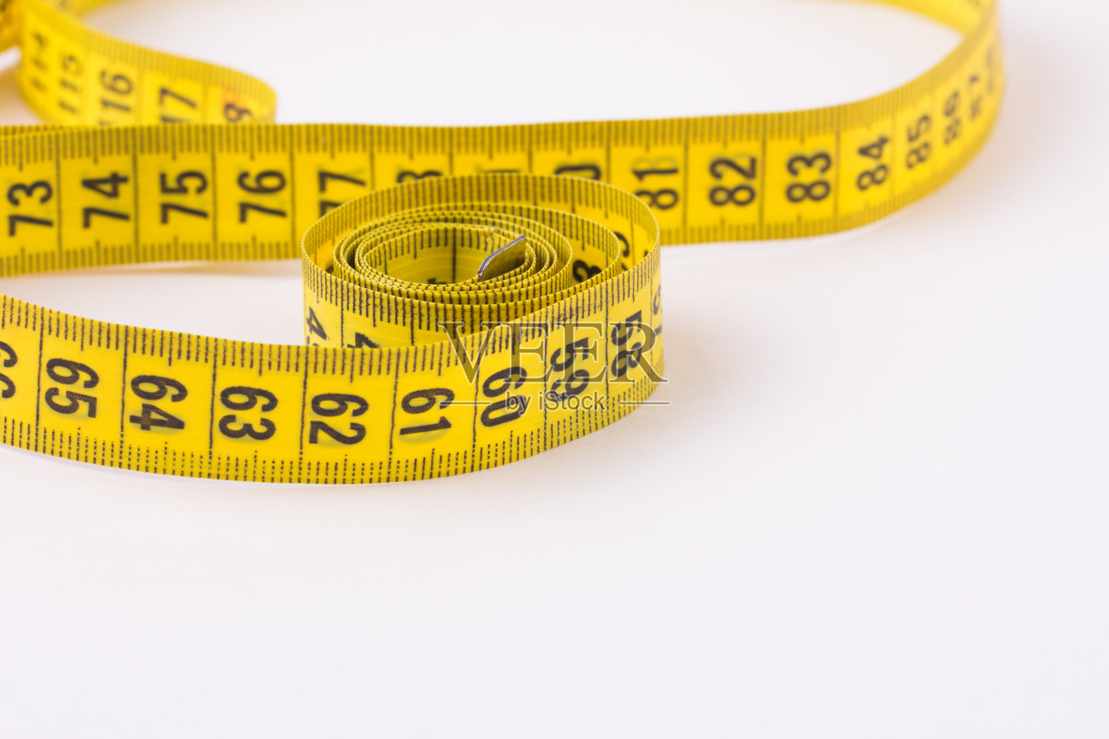 用卷尺进行平铺合成。细长的概念照片摄影图片